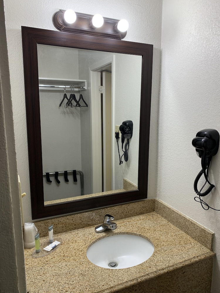ECONO LODGE AND SUITES(Orange - TX) 48/53