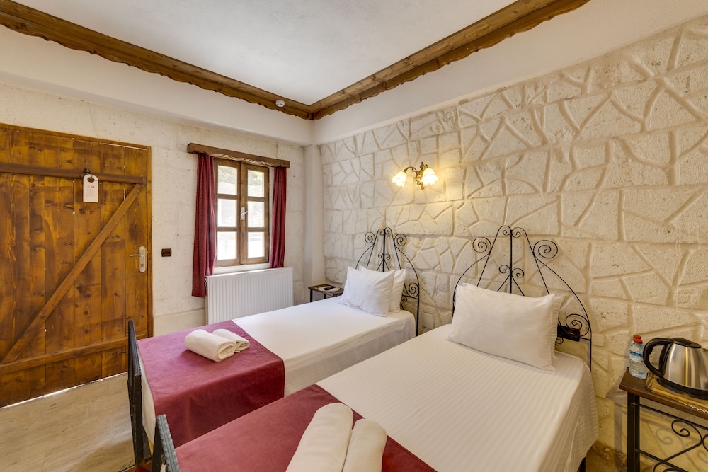 El Puente Cave Hotel 11/50
