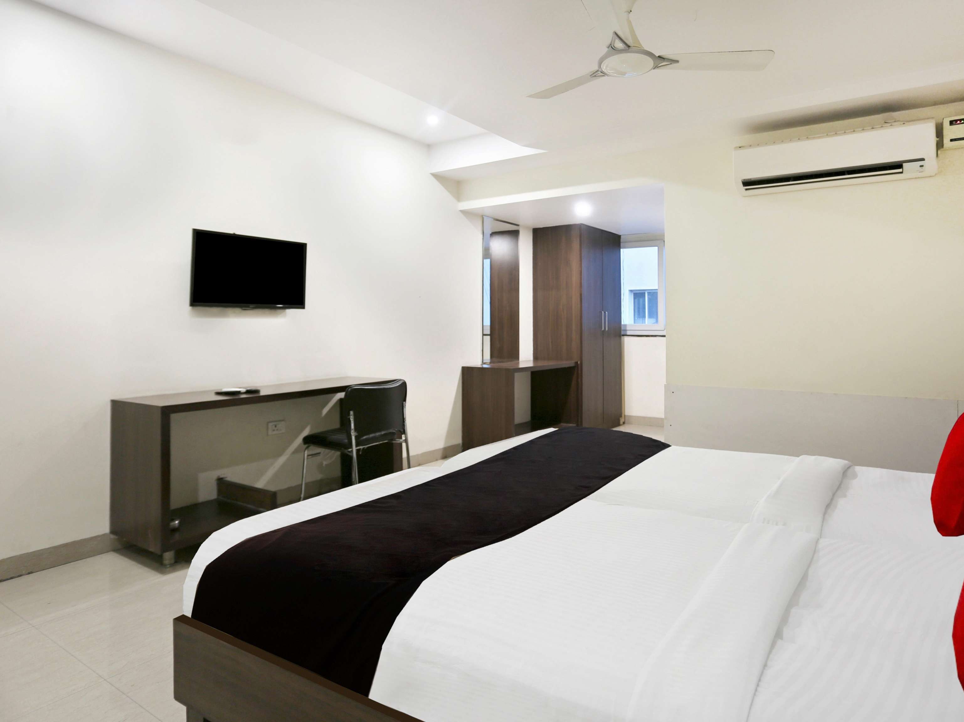 OYO 9003 Deccan Inn 27/42
