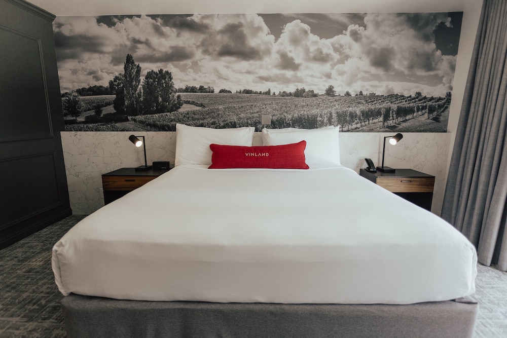 Vinland Hotel and Lounge 24/71