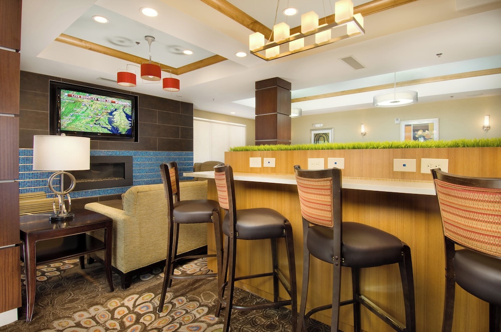 Holiday Inn Express Suites Alexandria Fort Belvoir 55/73