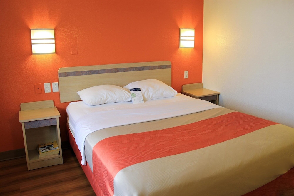 Motel6 Enfield, CT - Hartford 26/57