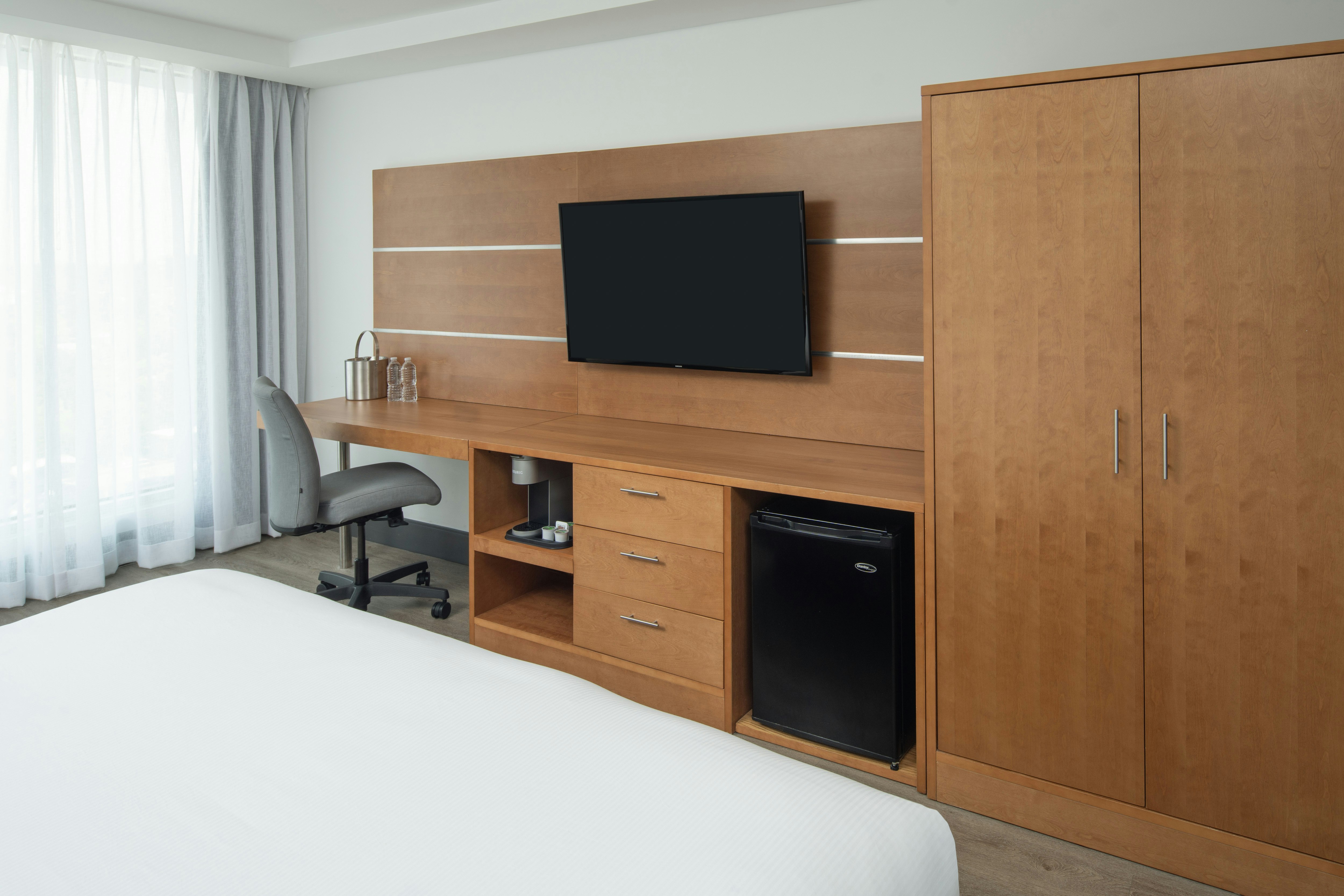 DELUXE, KING BED