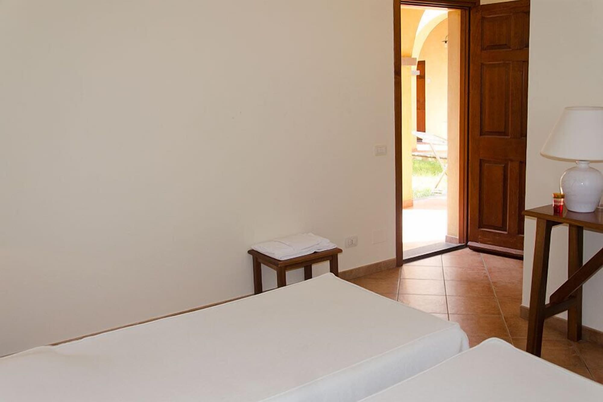 ROOM, DOUBLE OR TWIN BED