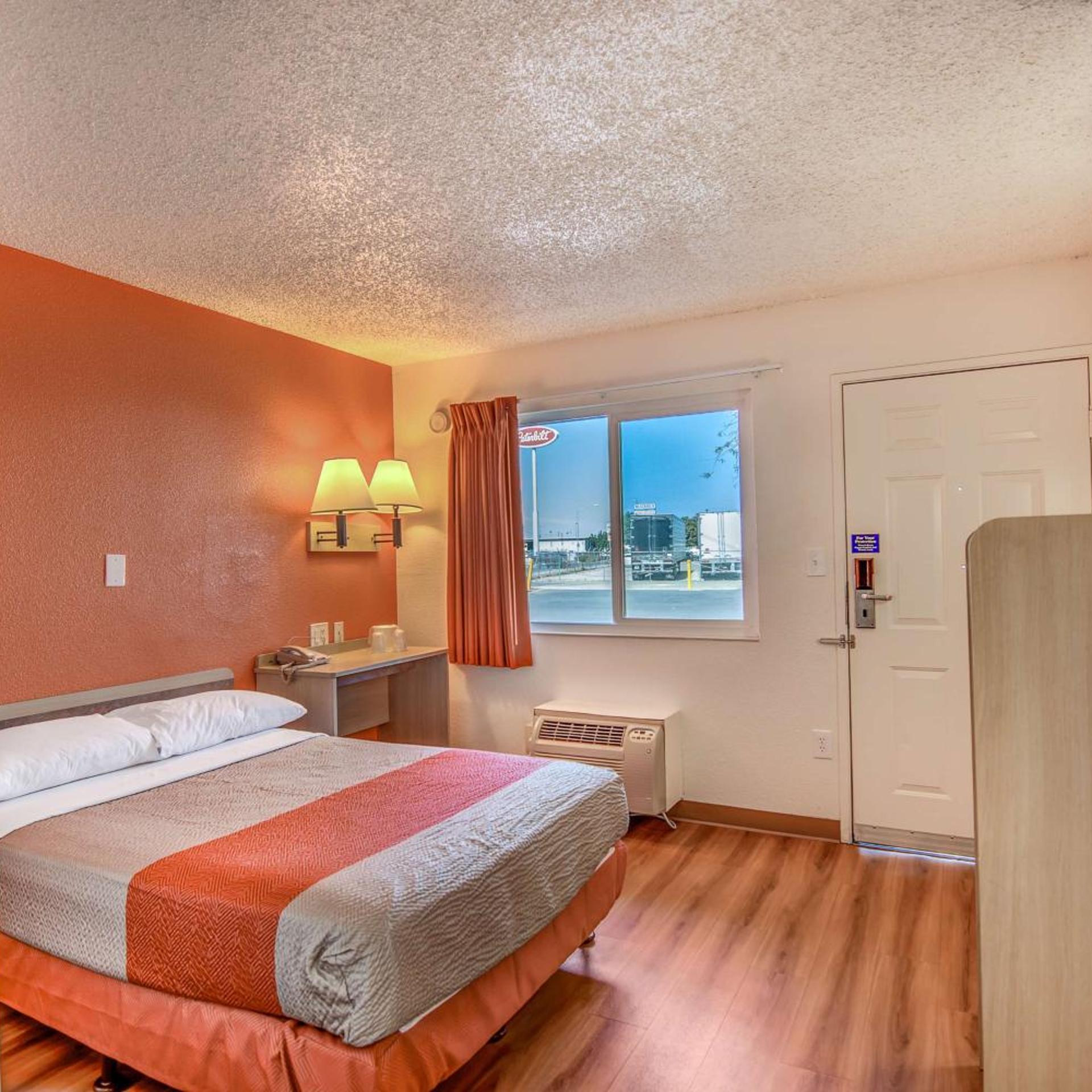 غرفة بسرير كوين، Motel6 Stockton, CA - Charter Way West 3/8