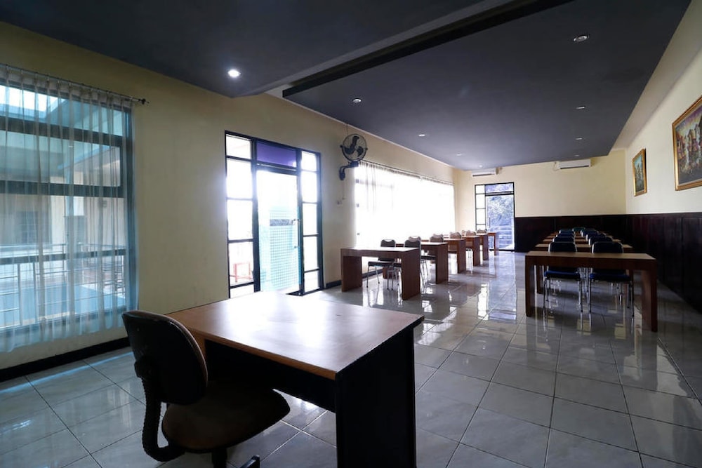 Reddoorz Plus Near Universitas Indonesia 41/50