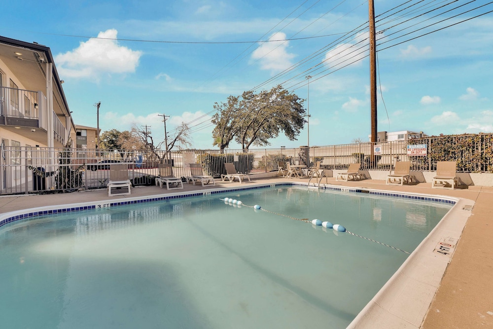 Motel6 Austin, TX - Airport - South 42/58