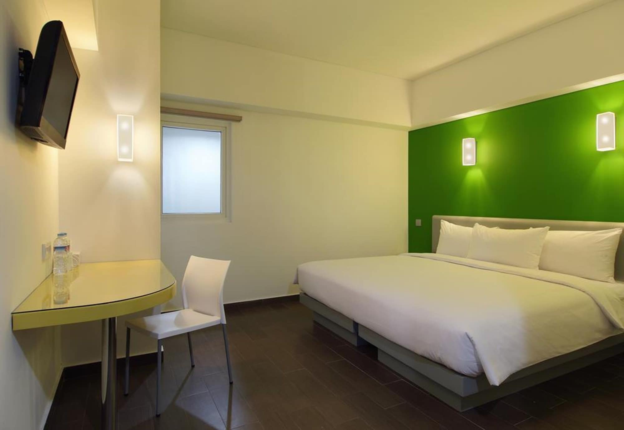 Smart, Queen Bed