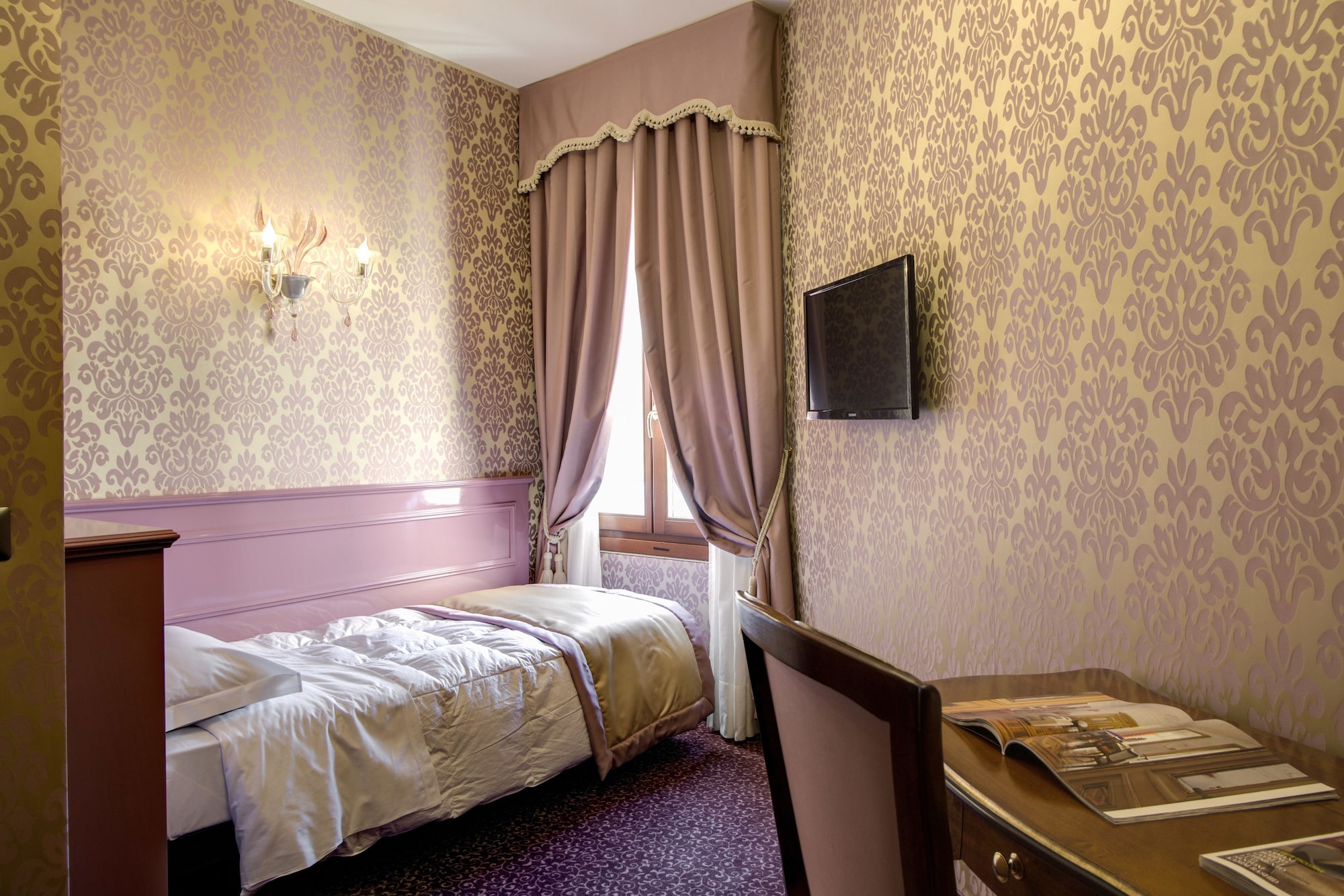 ROOM, DOUBLE OR TWIN BED