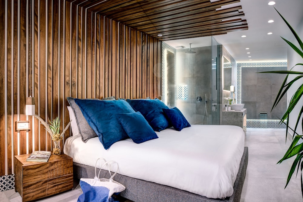 Junior Suite, King Bed, Sea View, Bathtub