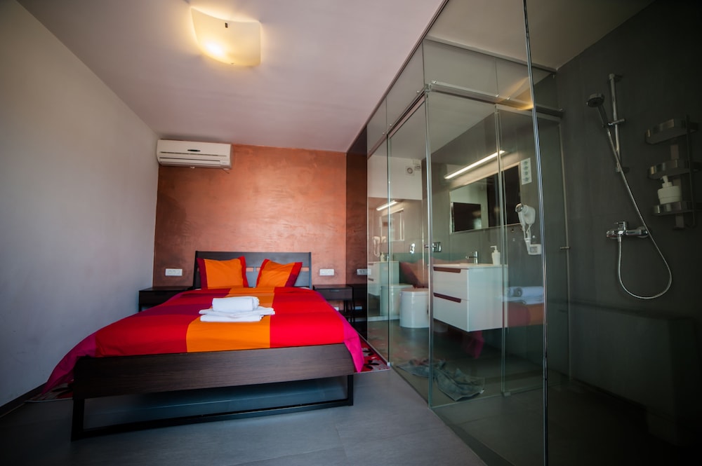 DELUXE, DOUBLE BED