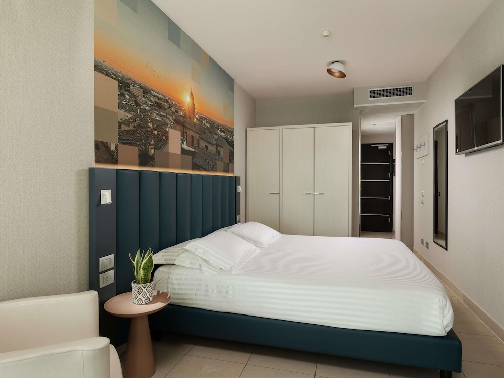 Classic, Double Bed, Lateral Partial Sea View, Lateral Side Sea View, Balcony، MERCURE RIMINI ARTIS 6/10