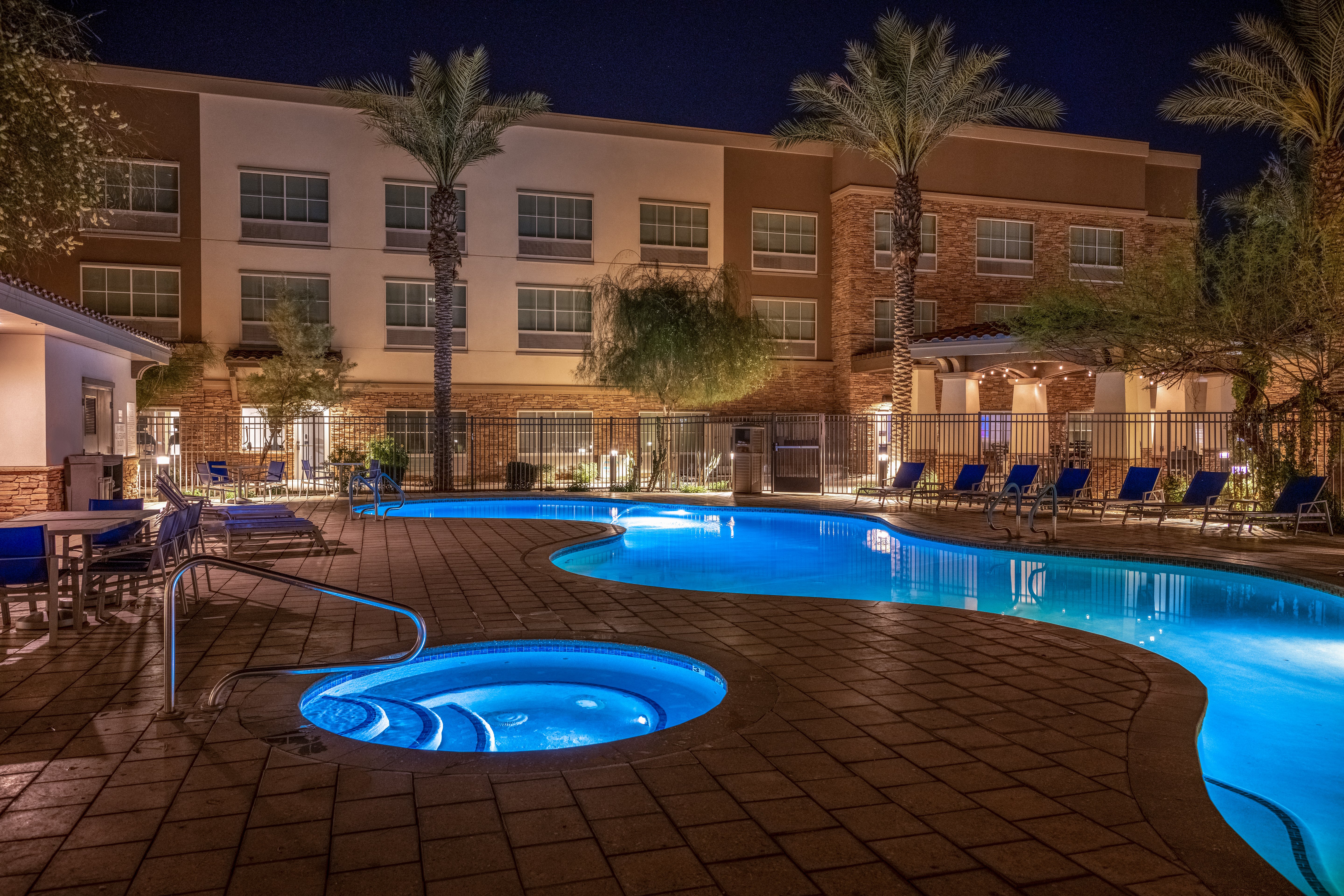 Holiday Inn Express and Suites Phoenix East - Gilbert 62/66