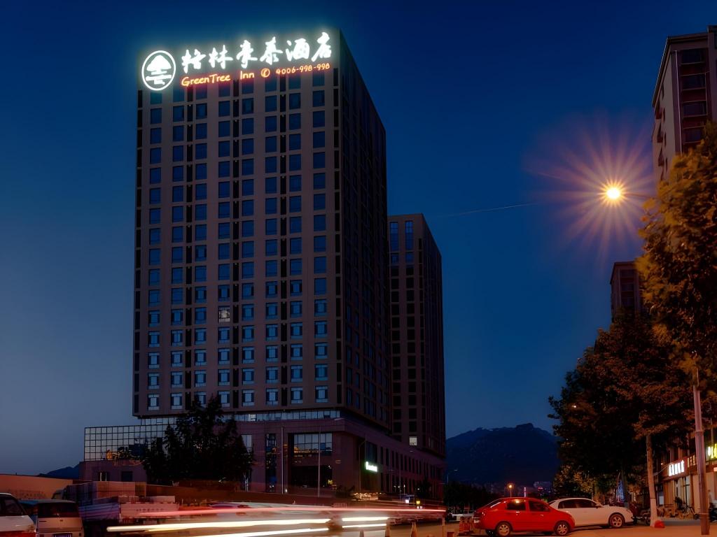غرفة عائلية بسرير كينج وسريرين منفصلين