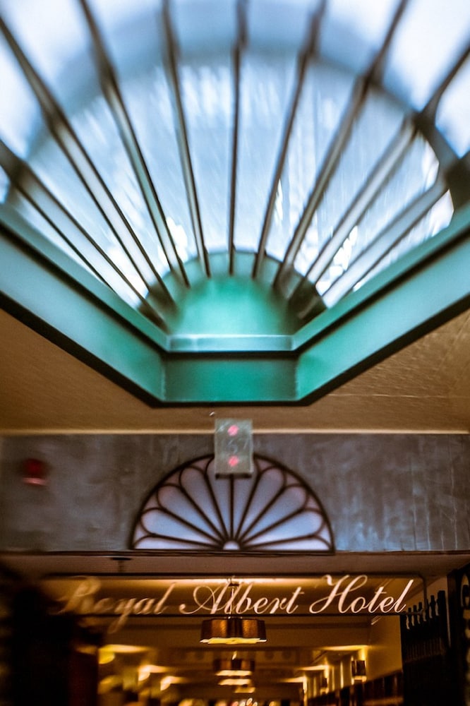Royal Albert Hotel 4/75