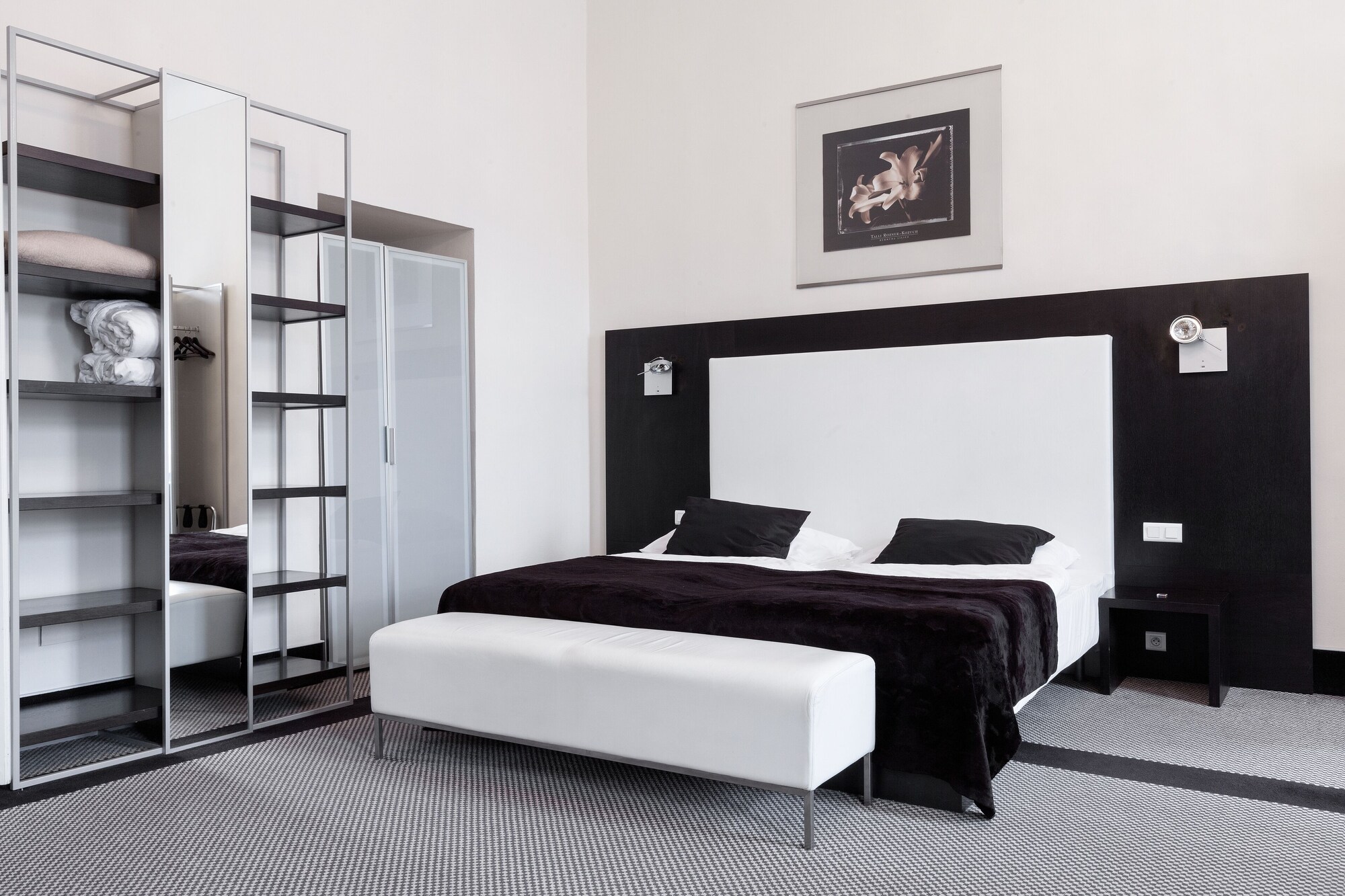 EXECUTIVE, BALCONY
