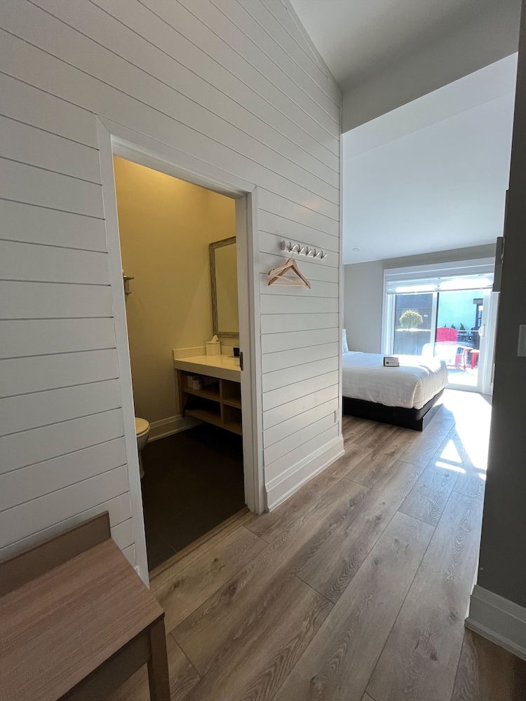 Colonial Hotel & Suites 22/42