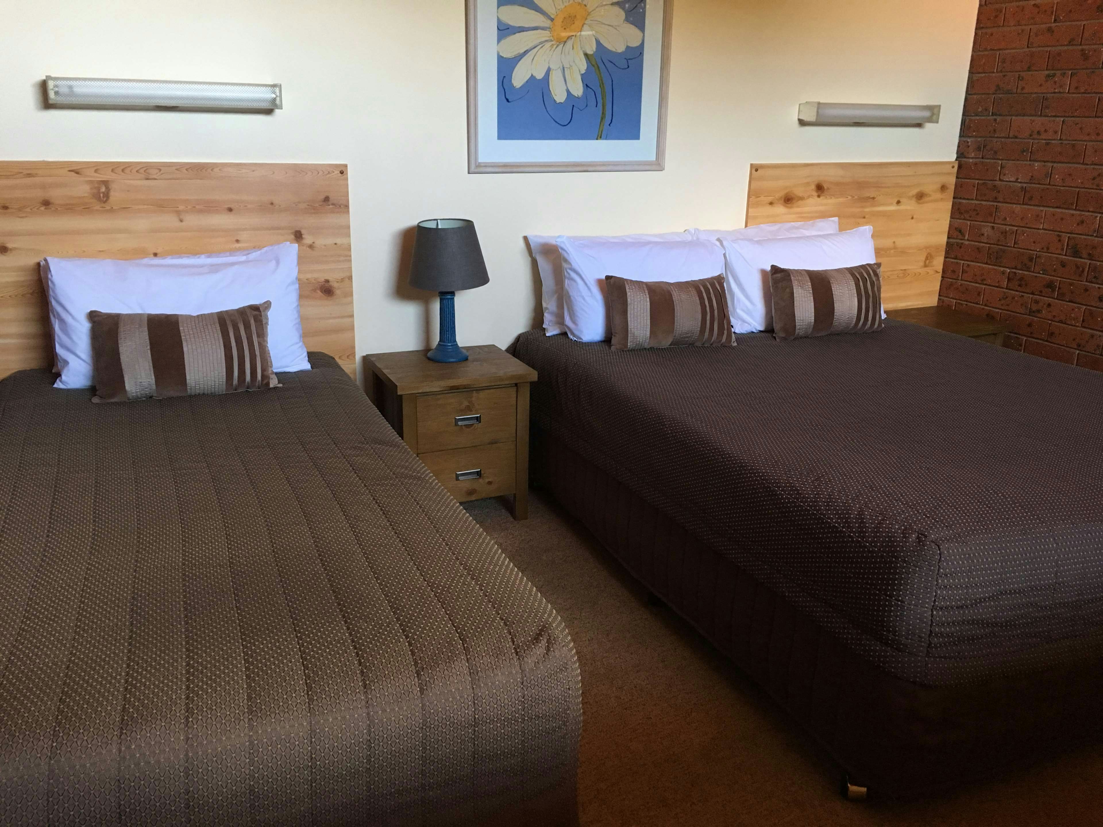 Aat 28 Goldsmith Motel 7/37