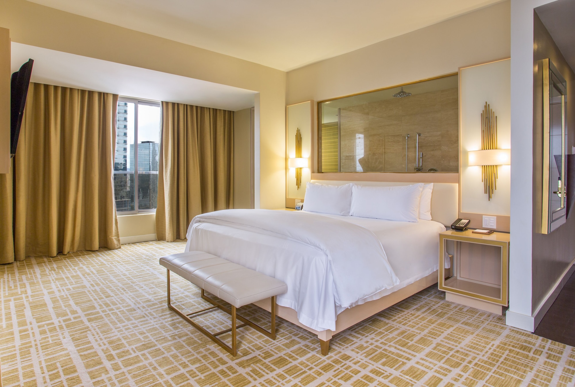Suite, King Bed, City View