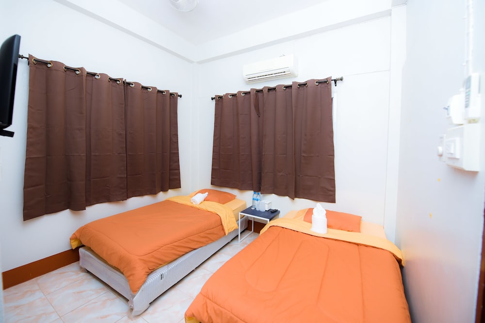 ROOM, TWIN BEDS