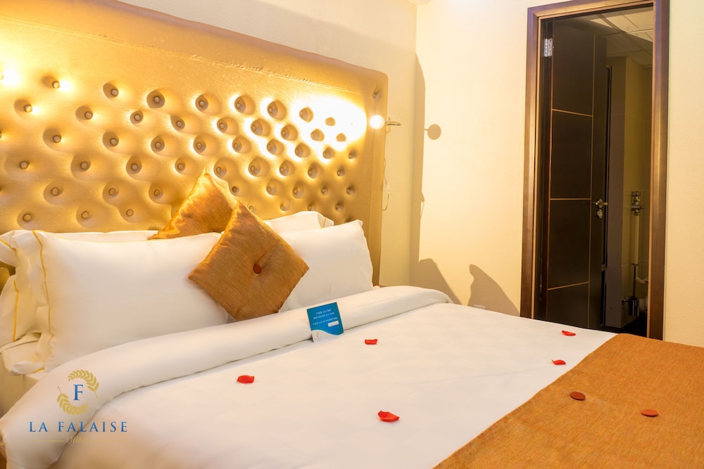 SUPERIOR, QUEEN BED