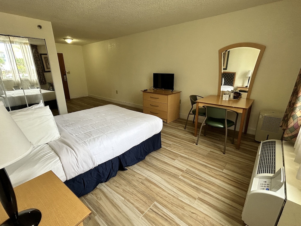 STANDARD, KING BED, ACCESSIBLE