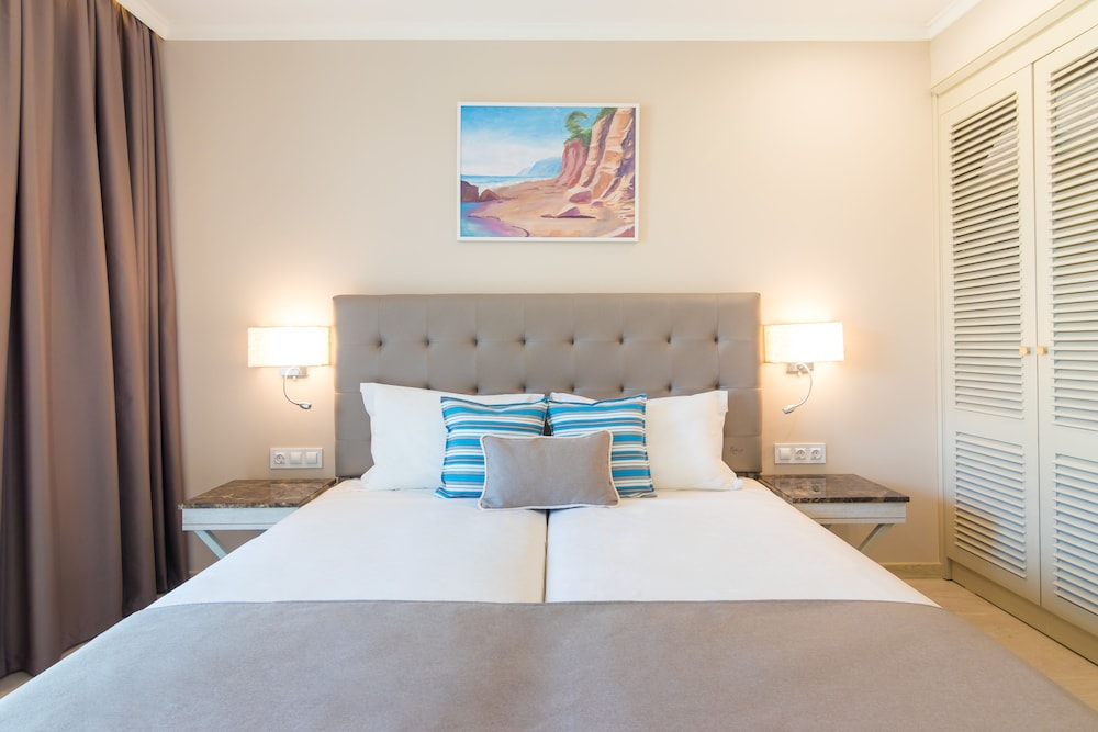 Classic, Queen Bed, Landscape View