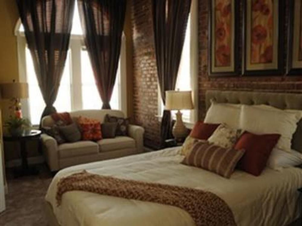 Hamilton House Inn 14/28