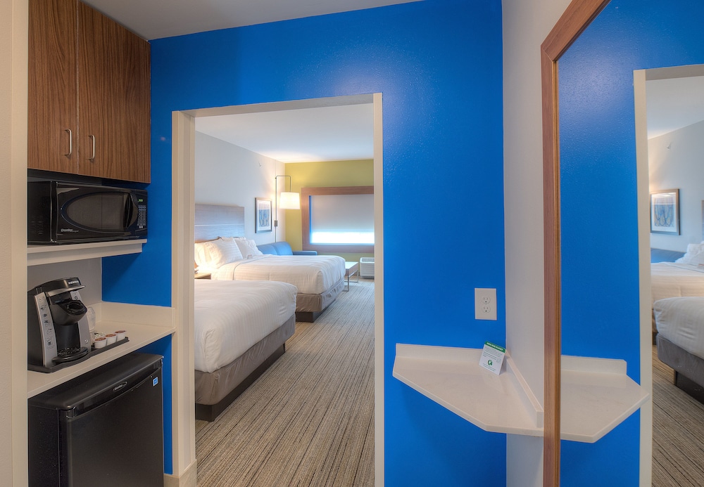 Holiday Inn Express Suites Fort Mill 26/62