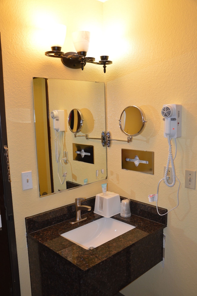 Burnsville Inn & Suites (ex Americas Best Value Inn-Burnsville/Minneapolis) 20/36