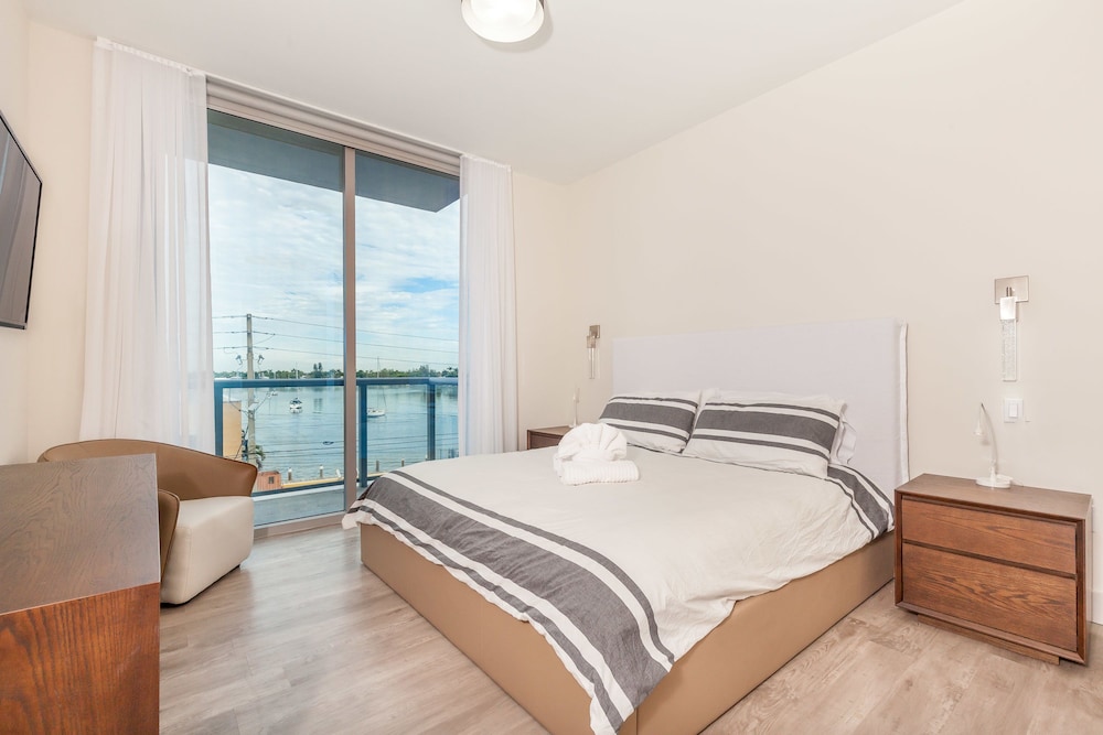 CH Luxury Condos & Studios On The Beach 31/50