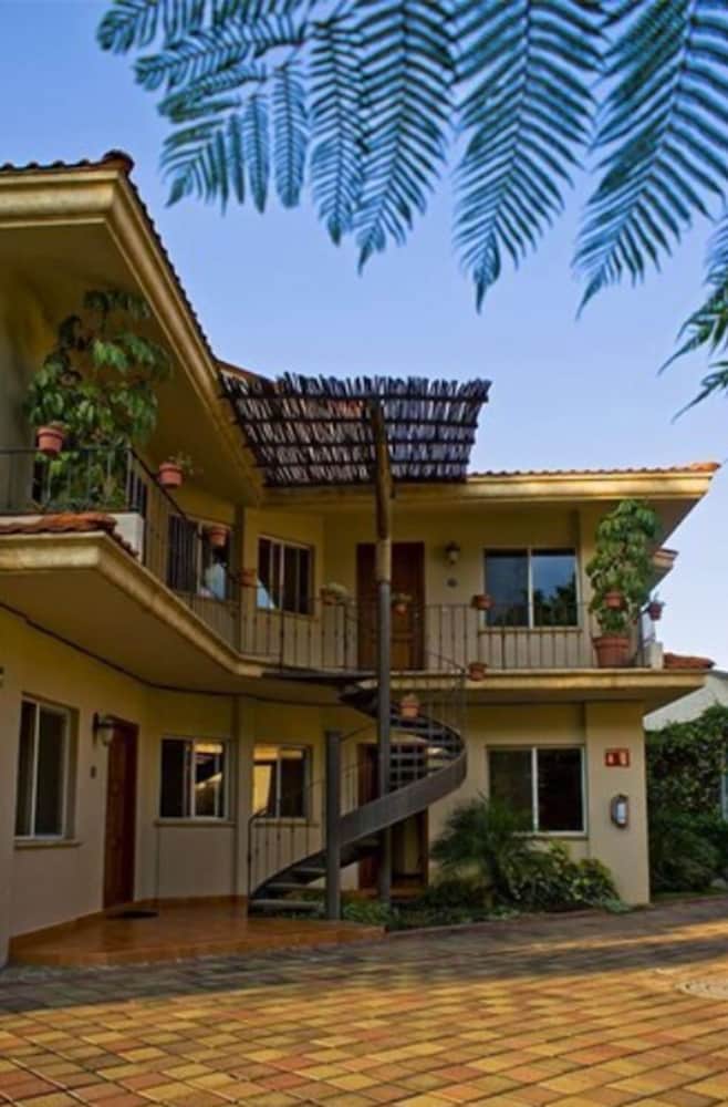 Alcazar Suites 3/30