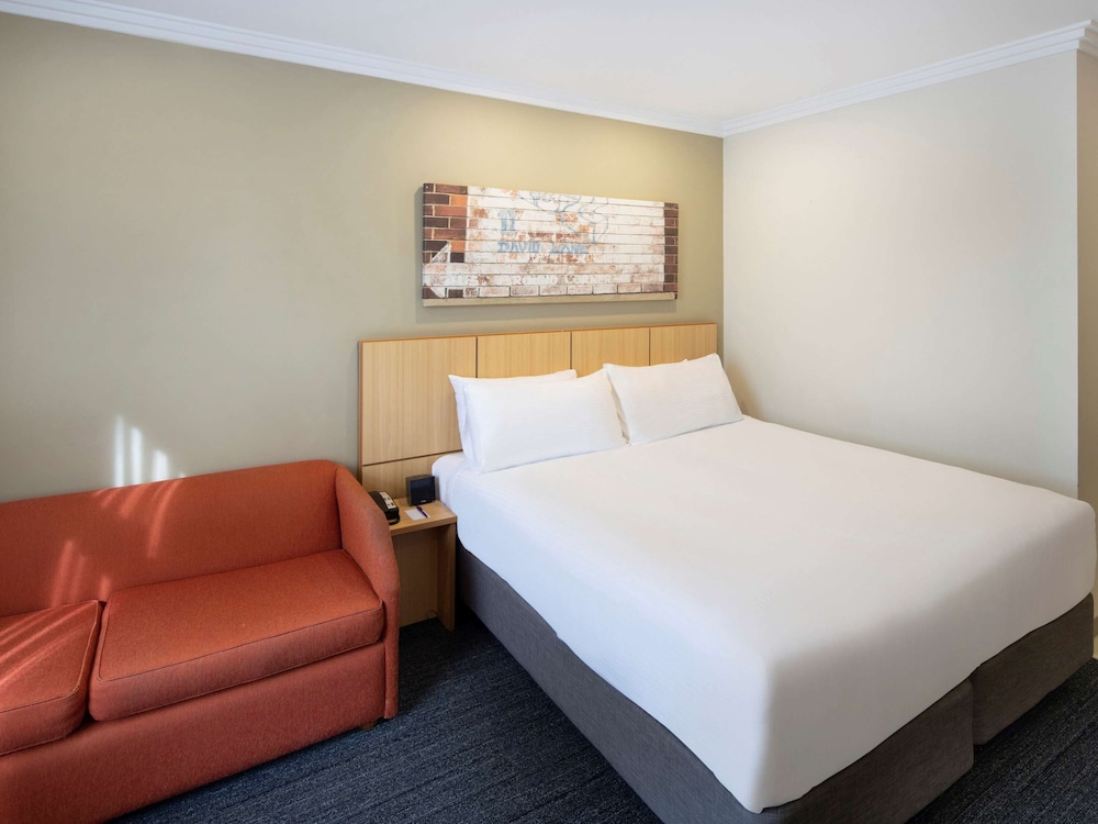 Mercure Sydney Blacktown 35/72