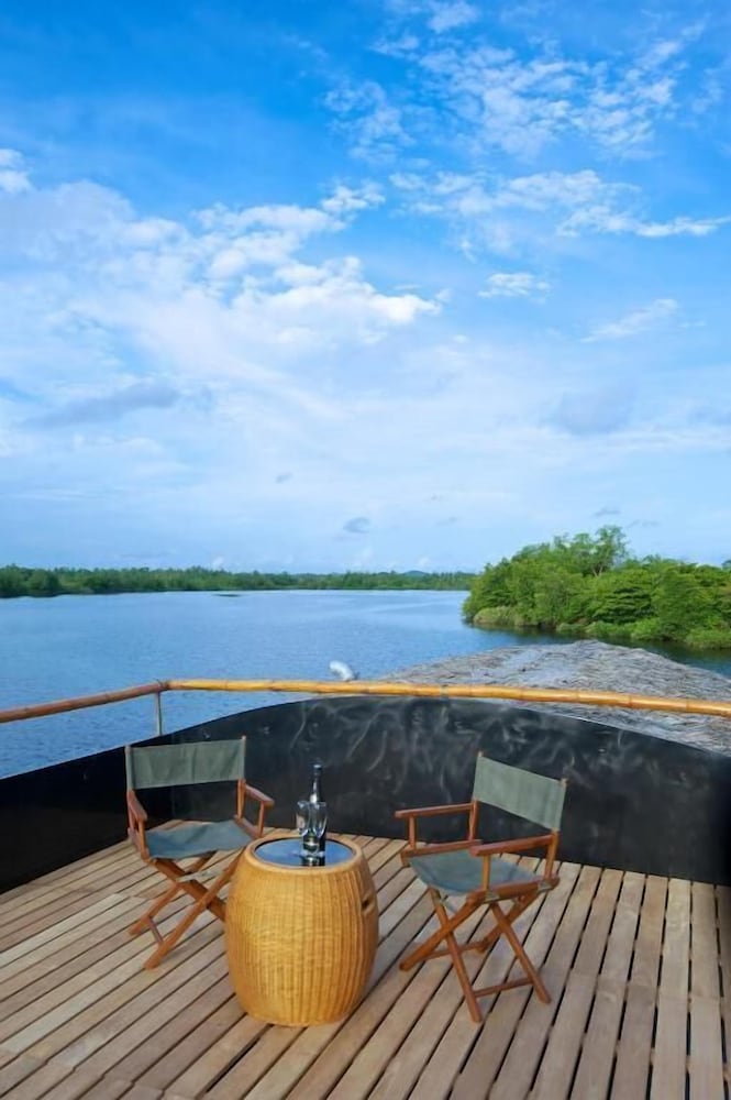 Yathra Houseboat By Jetwing 24/27