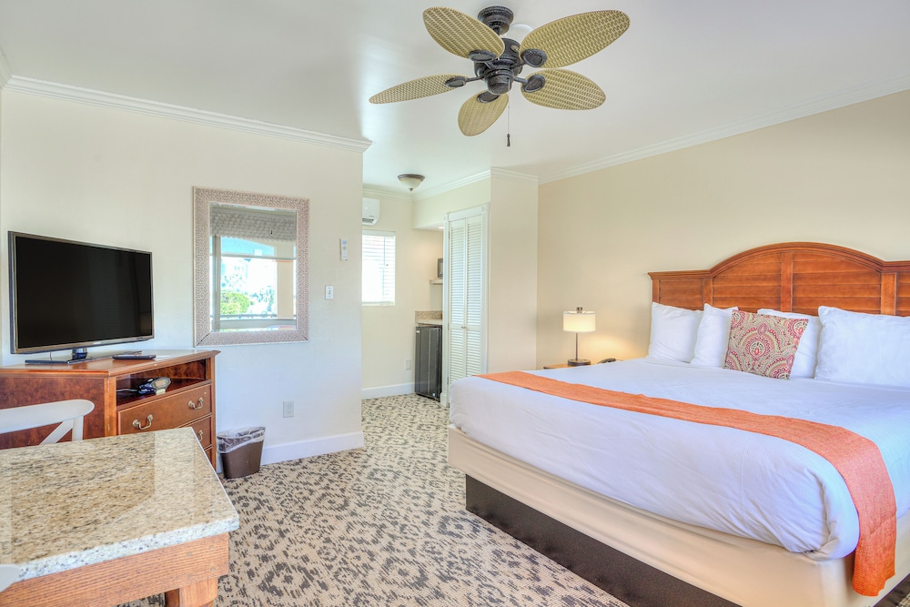 STANDARD, KING BED, POOL AREA