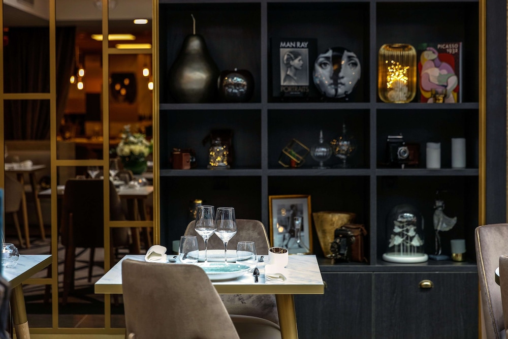 Niepce Paris Curio Collection By Hilton 33/39