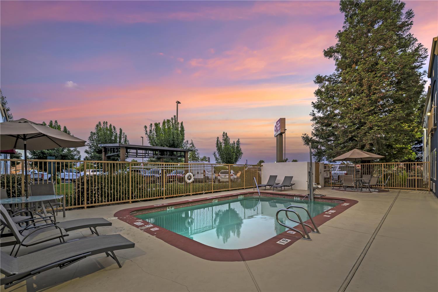 Best Western Plus Twin View Inn & Suites 7/16