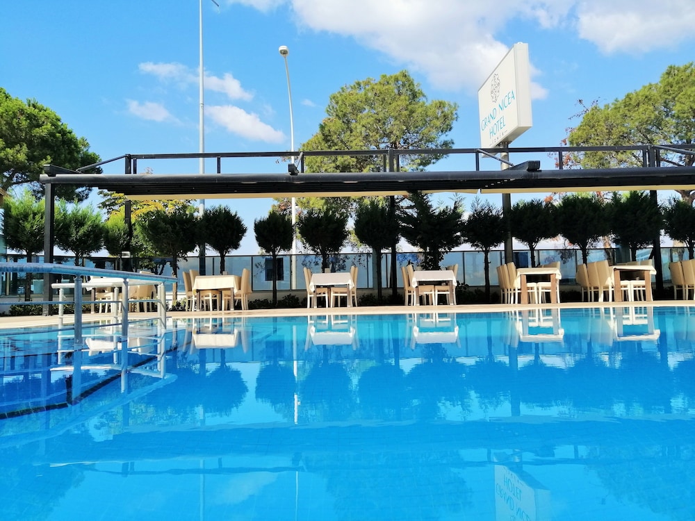 Lake Life Hotel 30/50