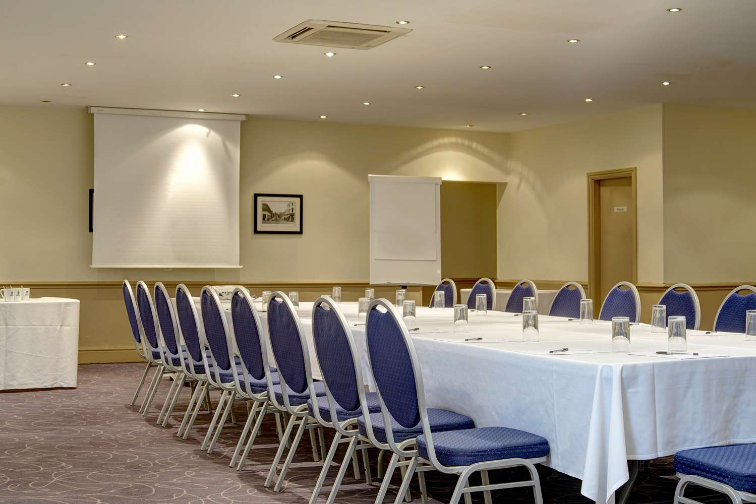 Manchester Altrincham Cresta Court Hotel 15/18