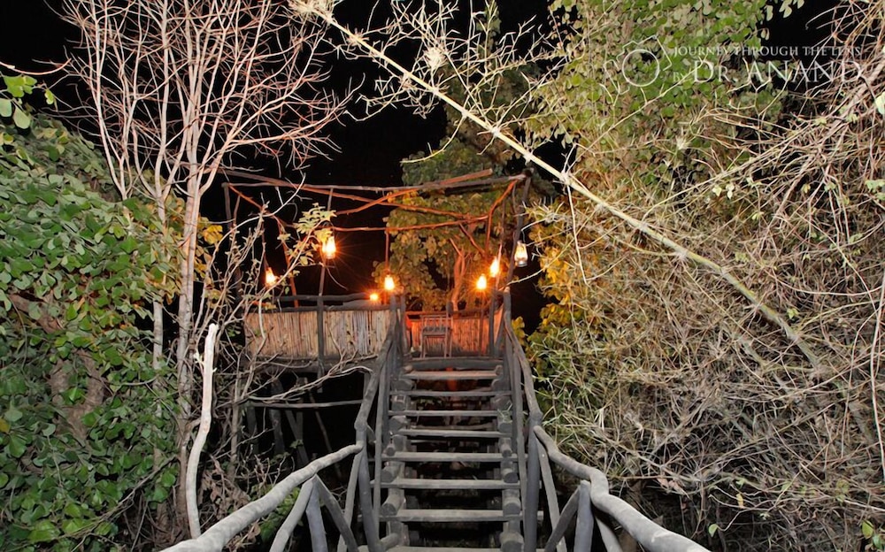 TREE HOUSE HIDEAWAY 45/50