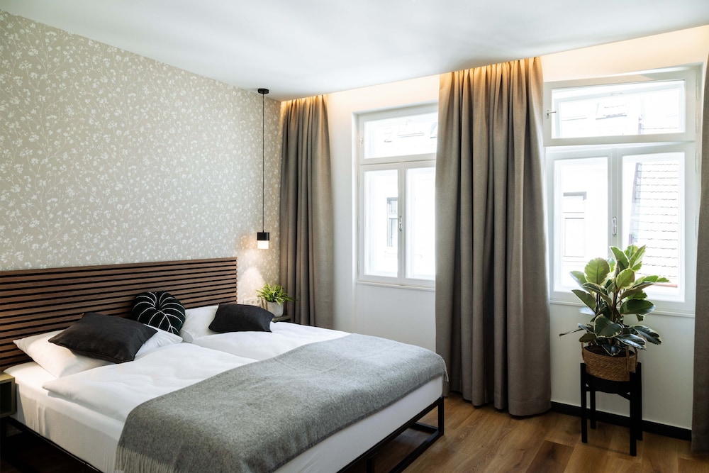 Basic, Apartment, Queen Bed, Sofa