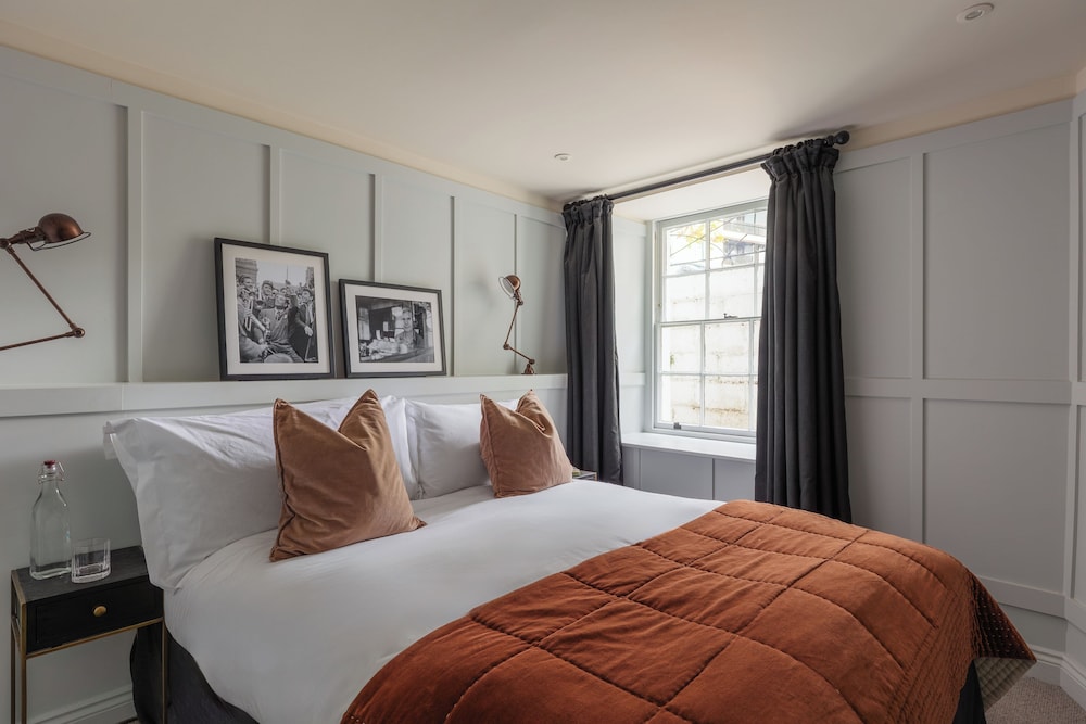 غرفة كبيرة بسرير كينج، The George Hotel 2/10