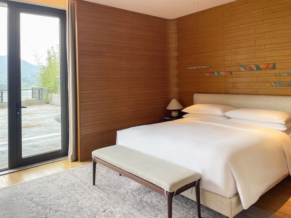 DELUXE, SUITE, KING BED, LAKE VIEW
