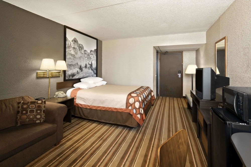 Super 8 by Wyndham Redfield 8/24