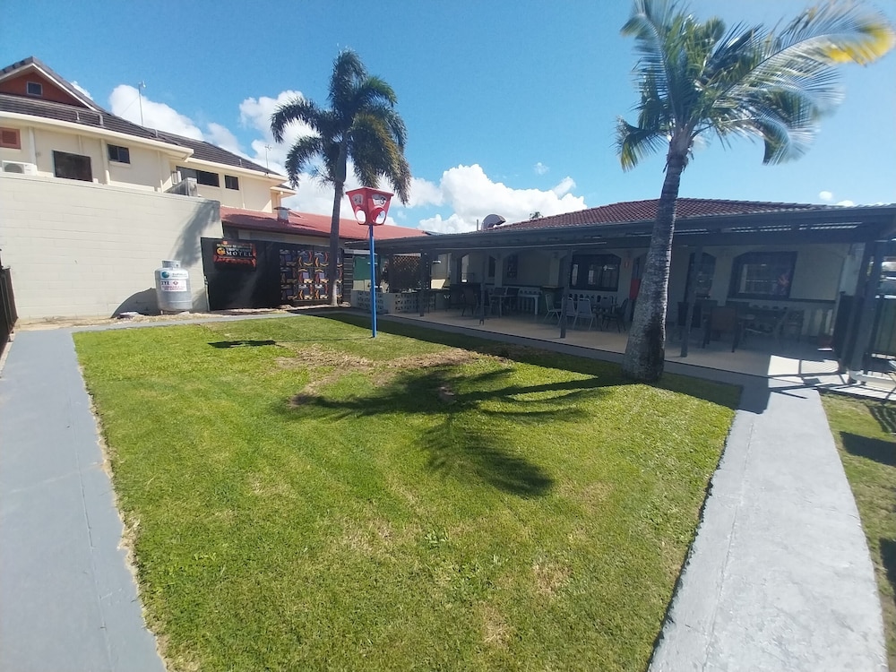 TROPIC COAST MOTEL 66/74