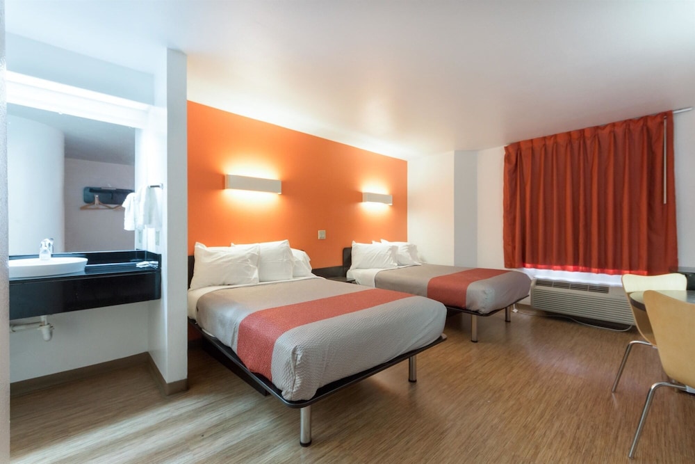 Motel6 Dallas, TX - Northeast 24/45
