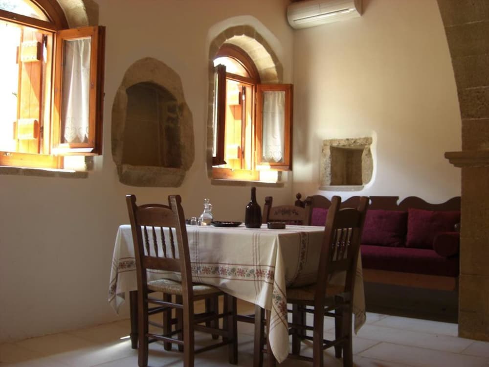 Patriko Traditional Residence 35/50