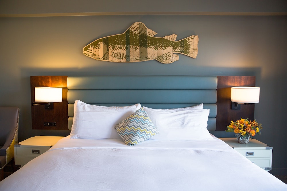 Lakehouse Hotel and Resort 32/100