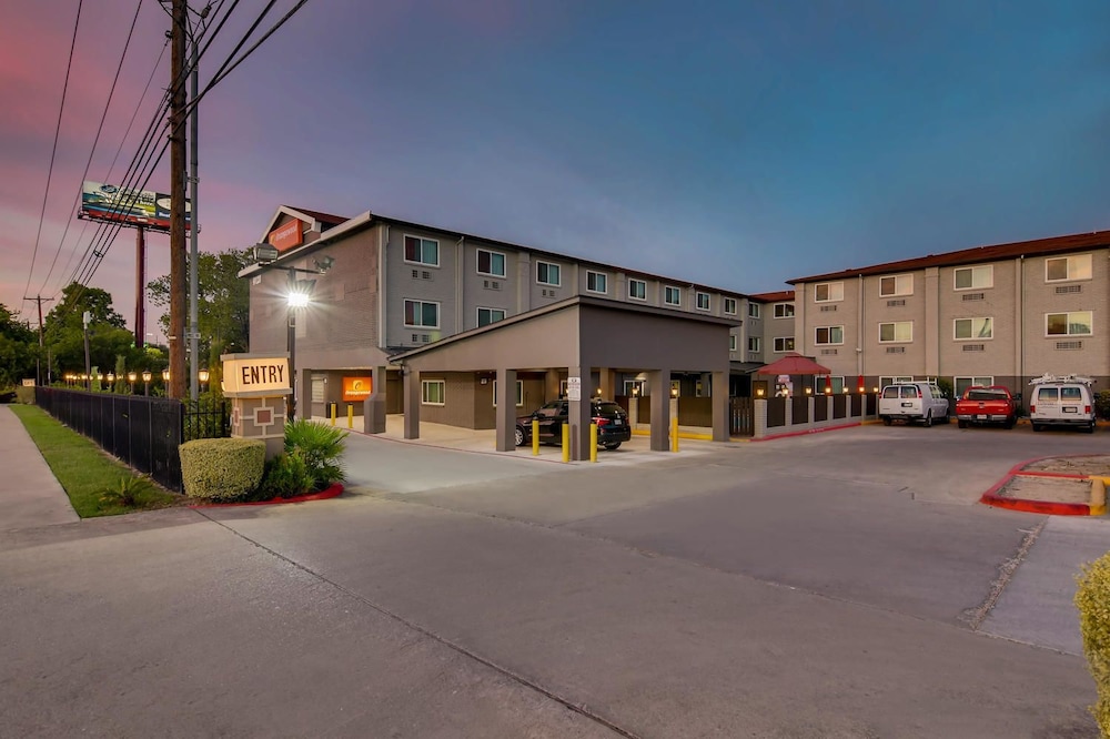 Orangewood Inn Suites Midtown 48/58