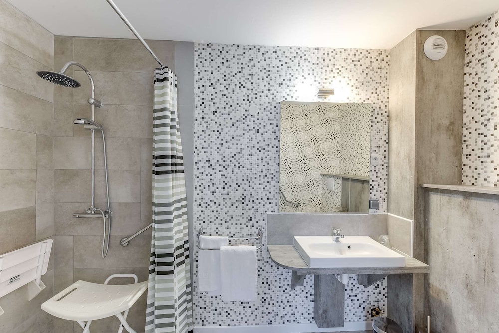 Brit Hotel Confort Thouars 16/48